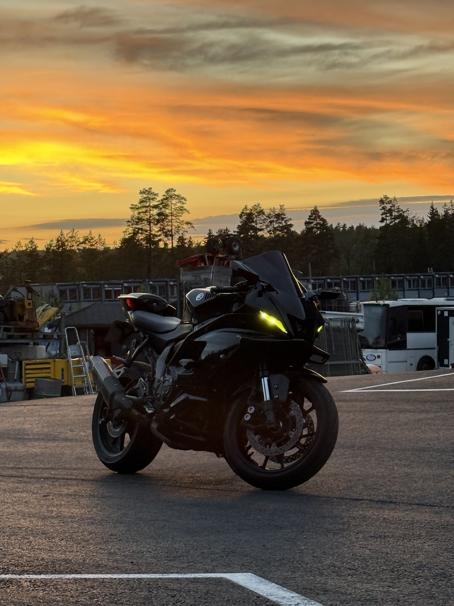 Motorsykkel mot oransje solnedgangshimmel