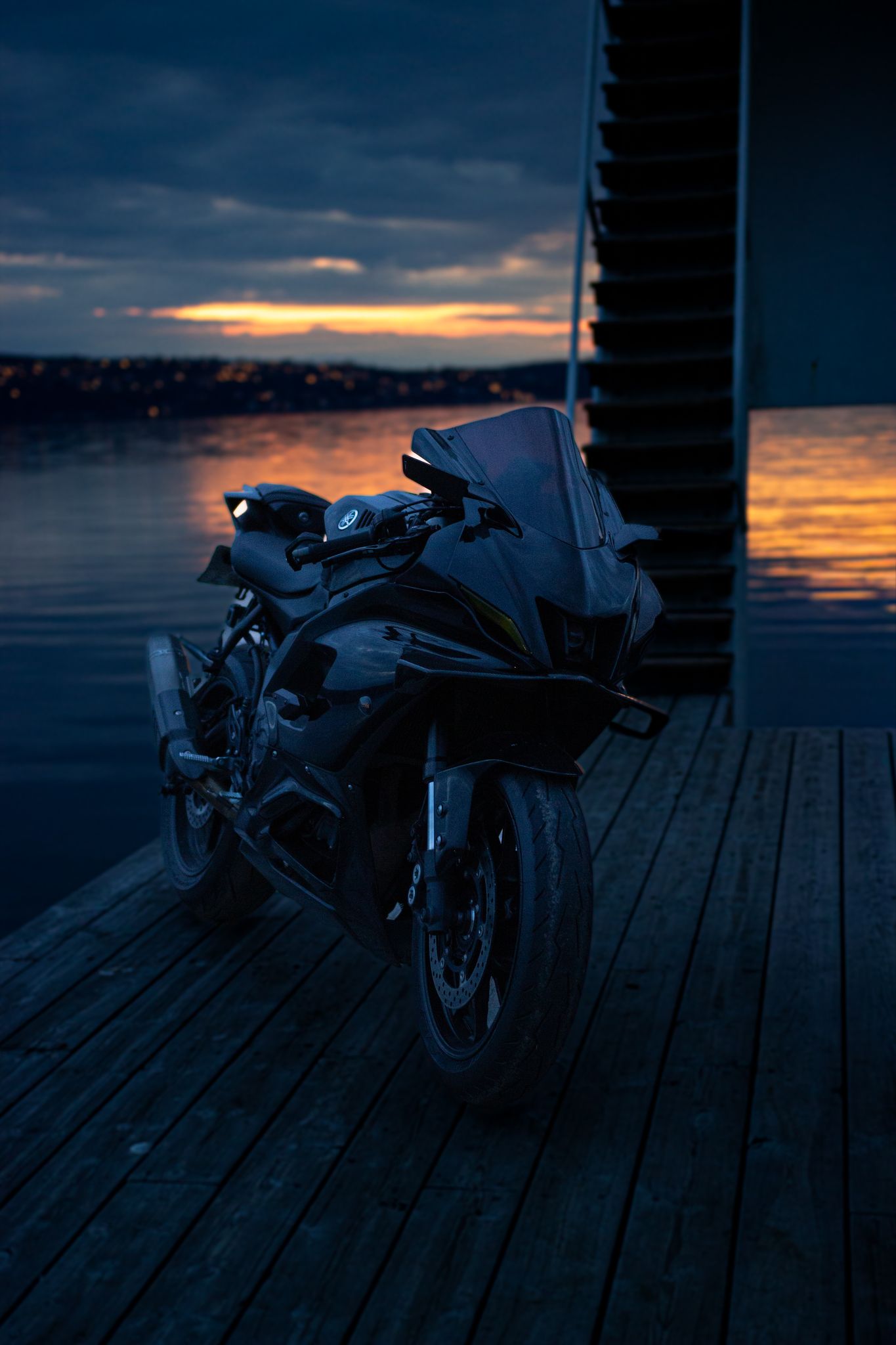 Motorsykkel i mørket, solnedgangsstripe bak