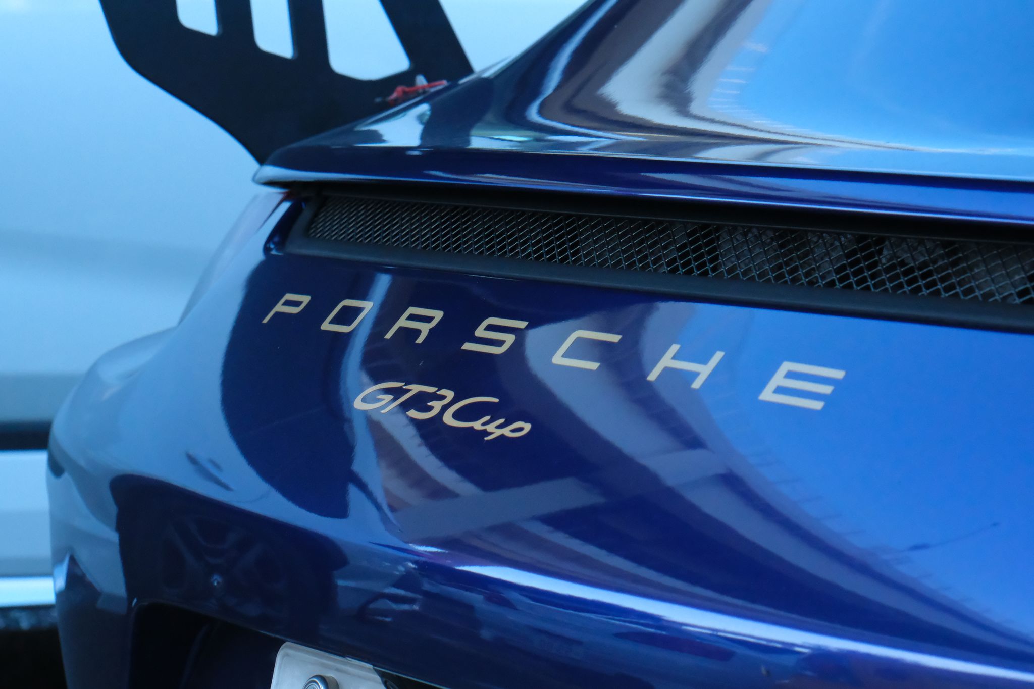 Porsche GT3 Cup, detalj av merket på blå lakk