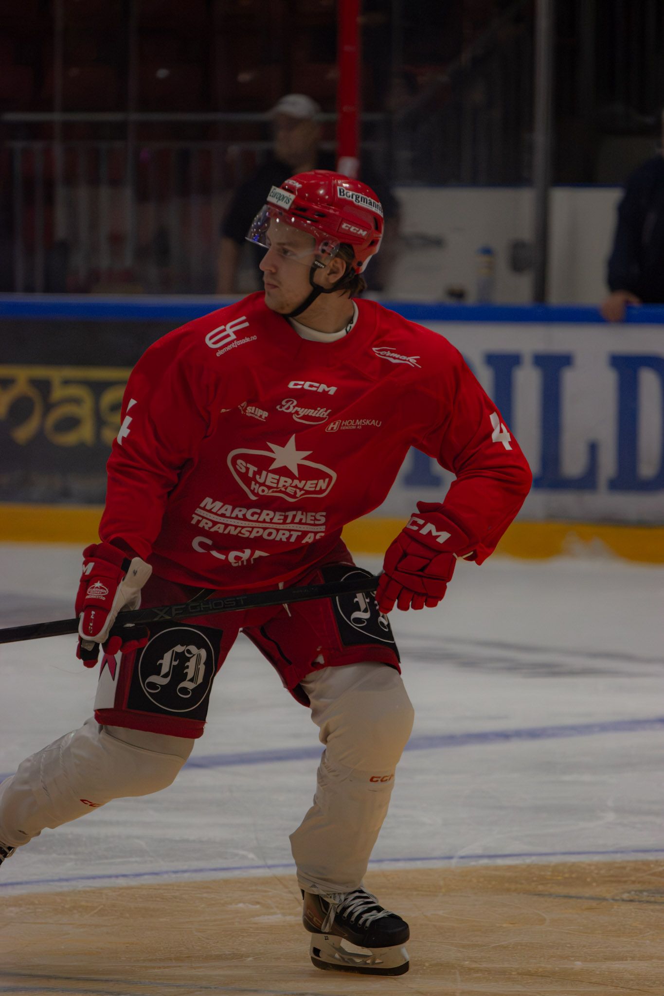 Stjernen-spiller i fart, gulltoner i isen under