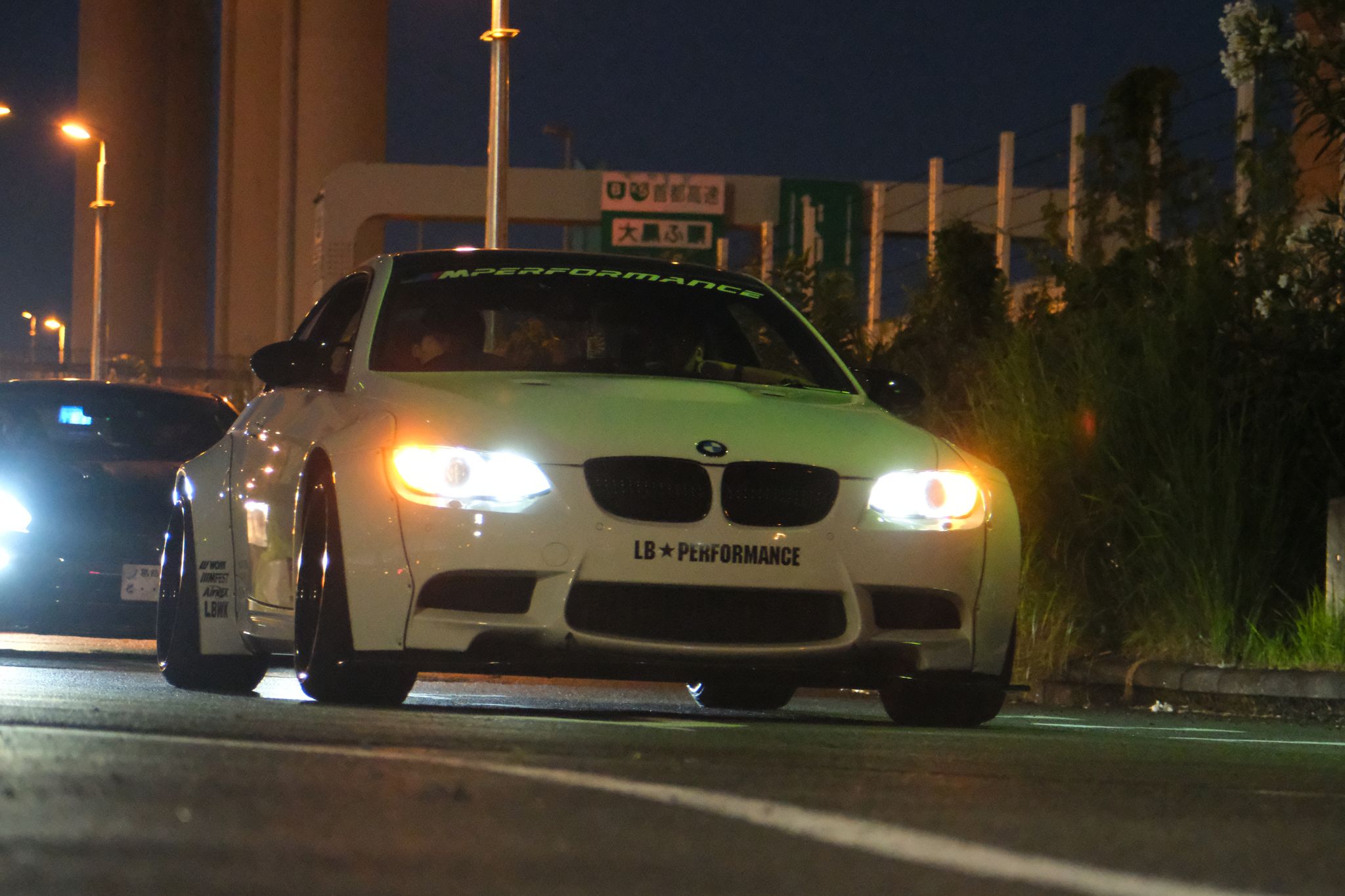 BMW med frontlysene på under et nattlig treff