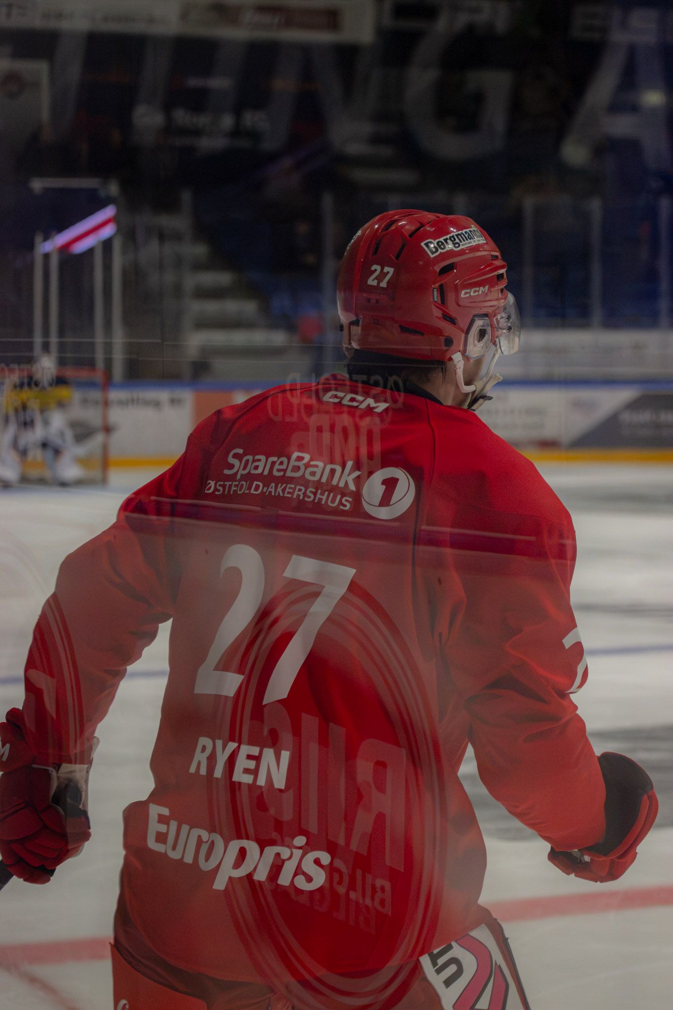 Nummer 27 Ryen sett bakfra, rød drakt fyller bildet