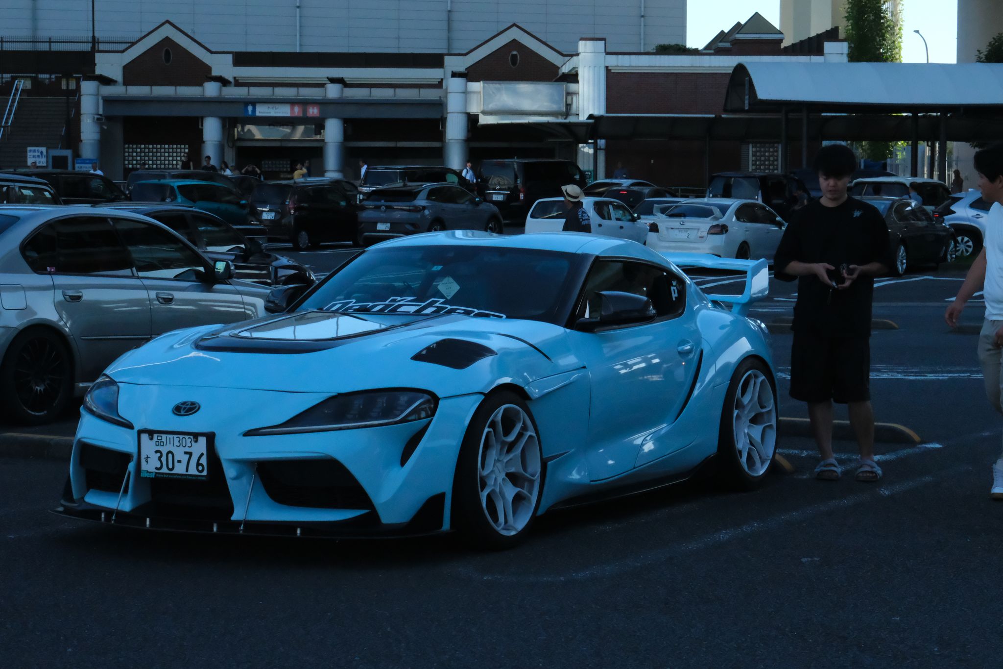 Lyseblå Toyota Supra på et treff