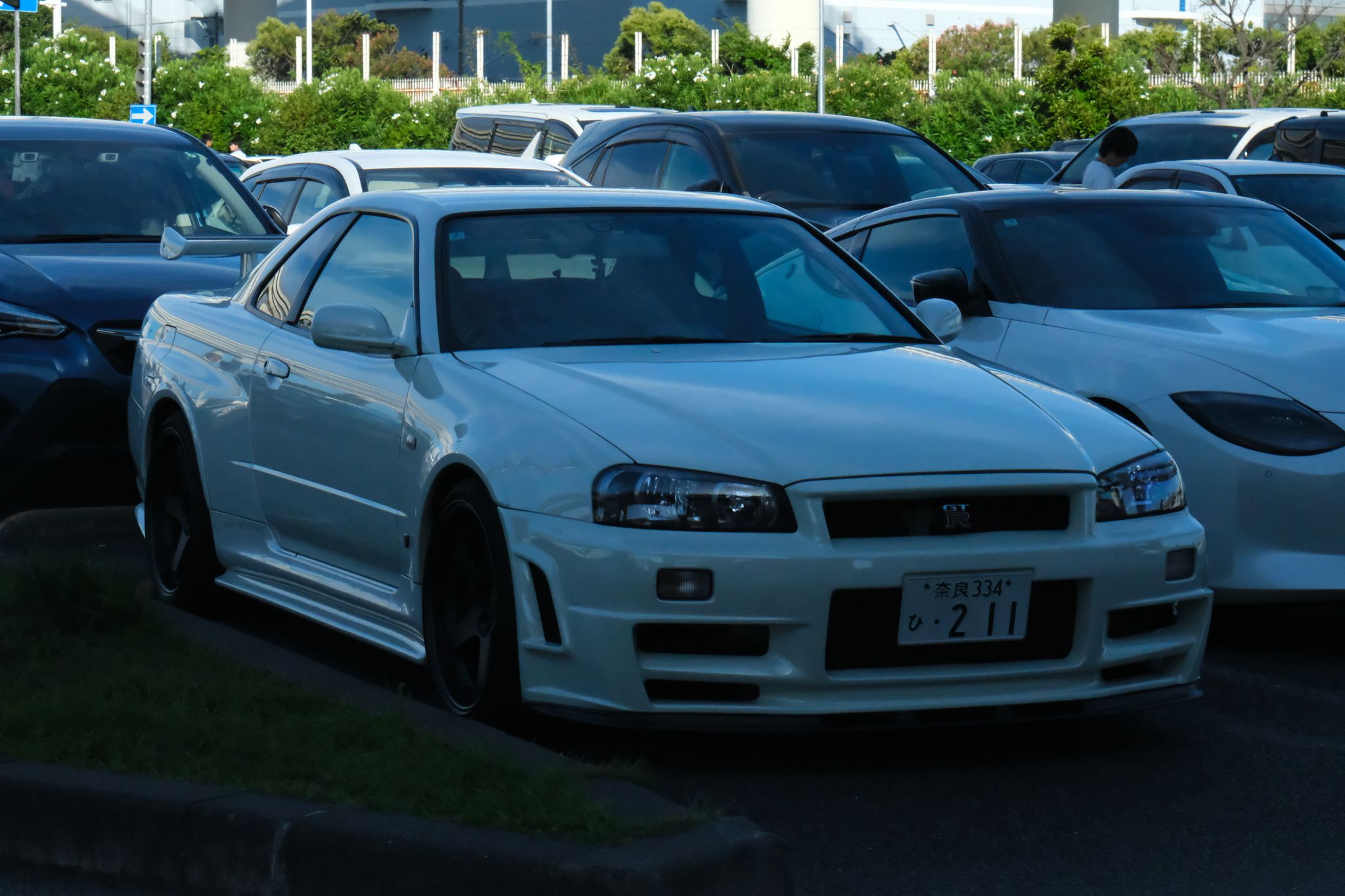 Hvit Nissan Skyline R34 GT-R på et treff